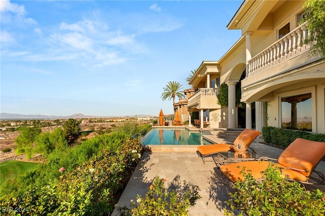 view of swimming pool featuring a patio