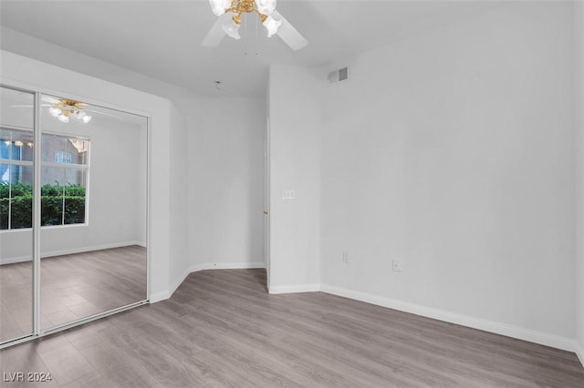 unfurnished room with wood-type flooring and ceiling fan