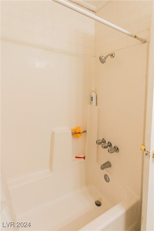 bathroom with tiled shower / bath