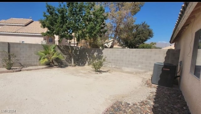 view of yard featuring central AC unit