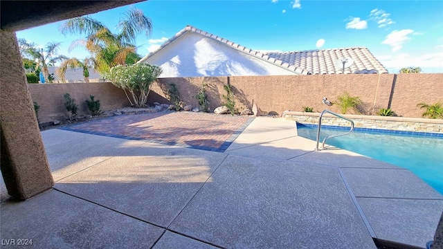 view of swimming pool