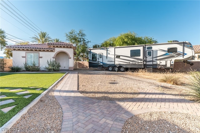 view of front of home featuring a front yard