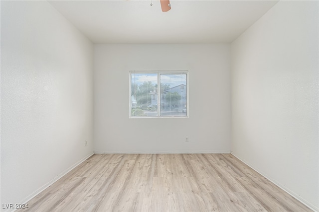 unfurnished room featuring light hardwood / wood-style flooring and ceiling fan