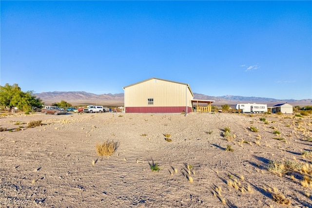 view of yard with a mountain view