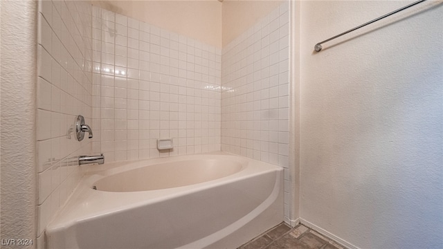 bathroom with tiled shower / bath