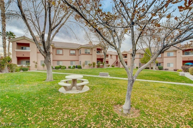 view of property's community featuring a lawn