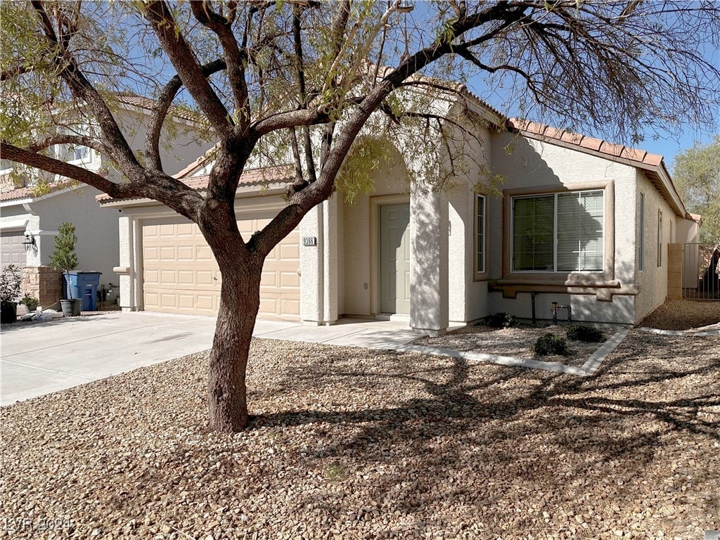 view of front facade featuring a garage