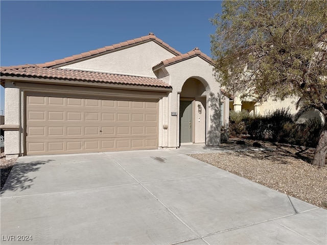 view of front facade featuring a garage