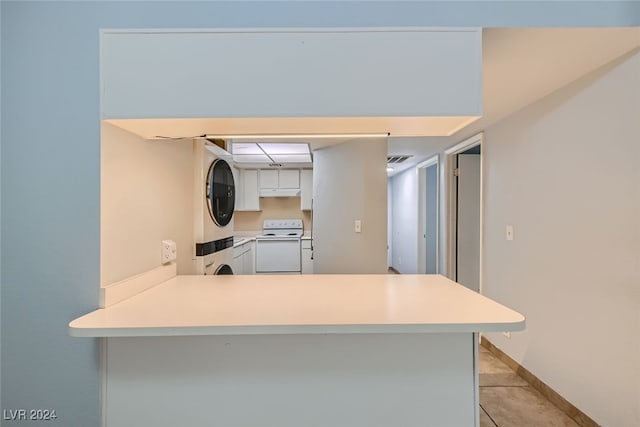 kitchen featuring a breakfast bar area, light tile patterned floors, kitchen peninsula, and white range with electric cooktop