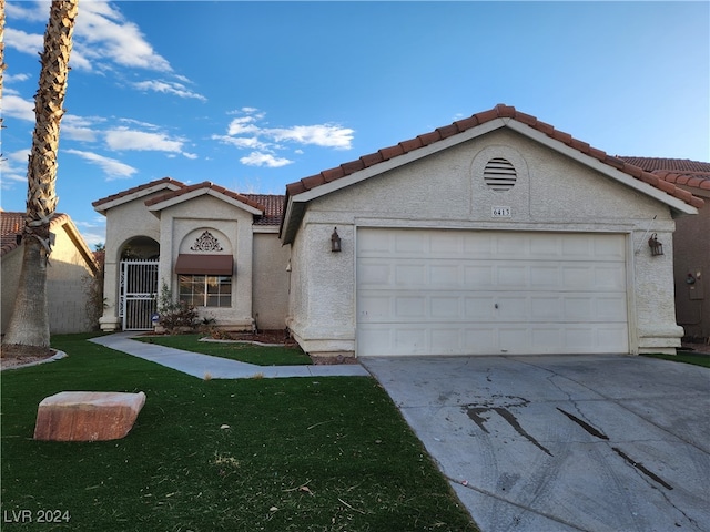 view of front facade featuring a front yard and a garage