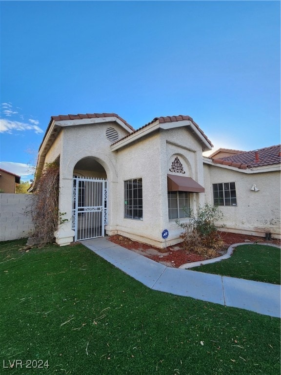 view of front of home with a front lawn