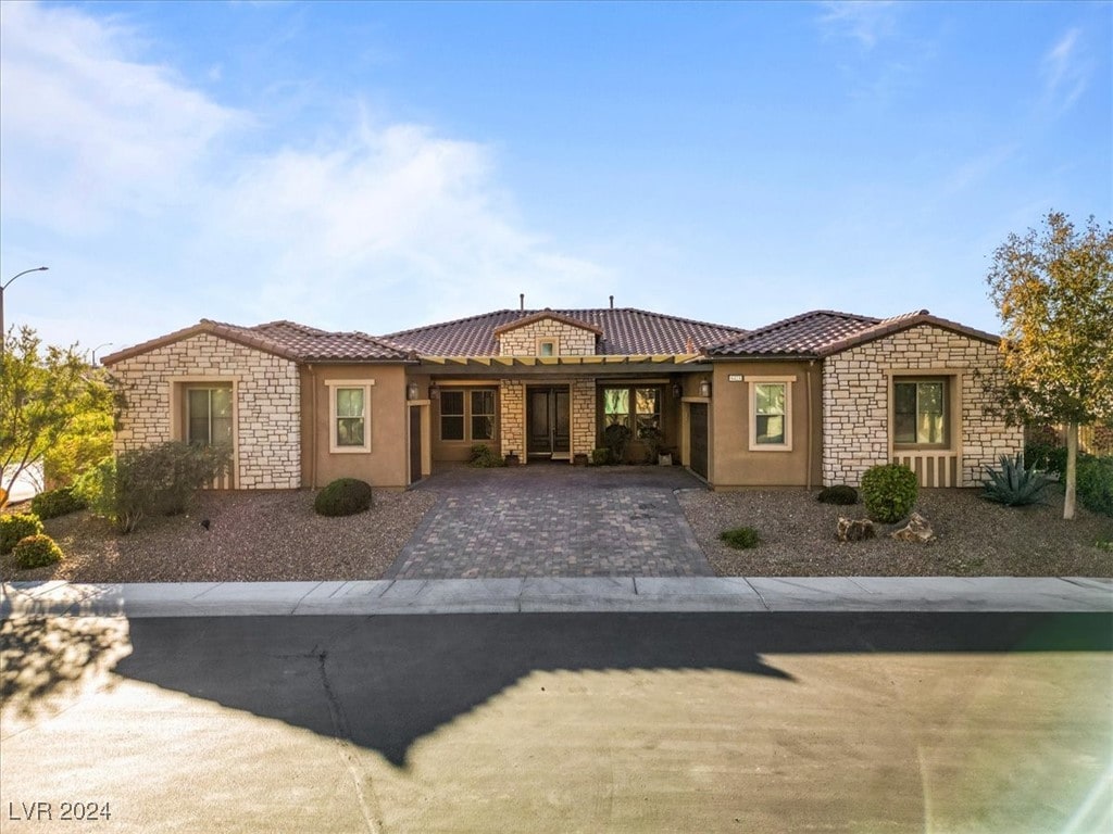 view of front facade featuring a carport