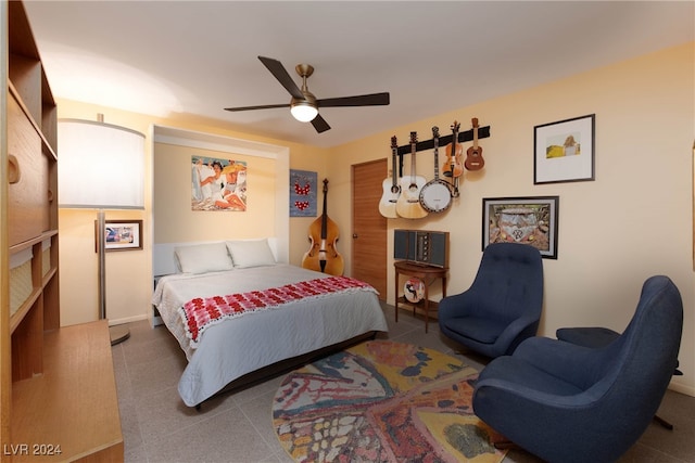 bedroom with ceiling fan