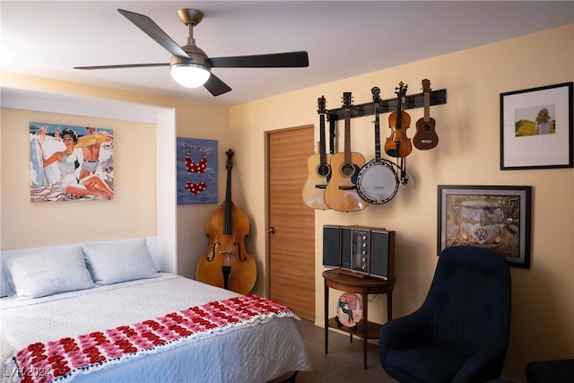 bedroom with ceiling fan