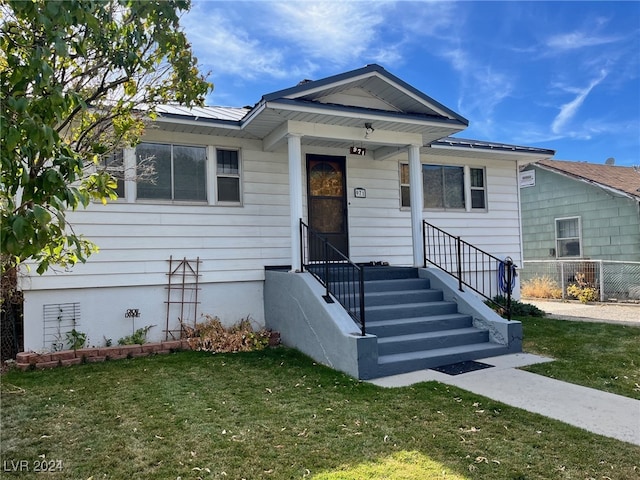 view of front of property featuring a front yard