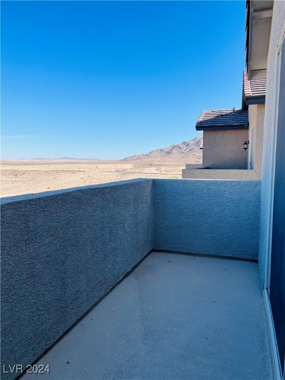 balcony featuring a mountain view