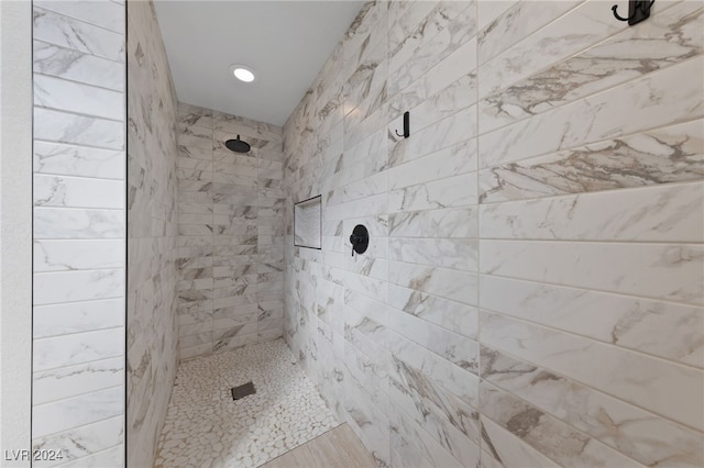 bathroom featuring a tile shower