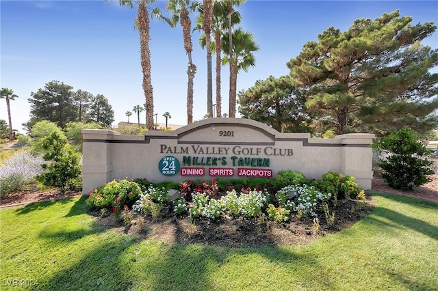 community sign with a lawn