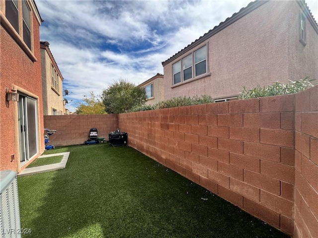 view of yard featuring a fenced backyard