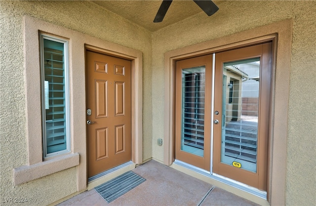 property entrance featuring ceiling fan