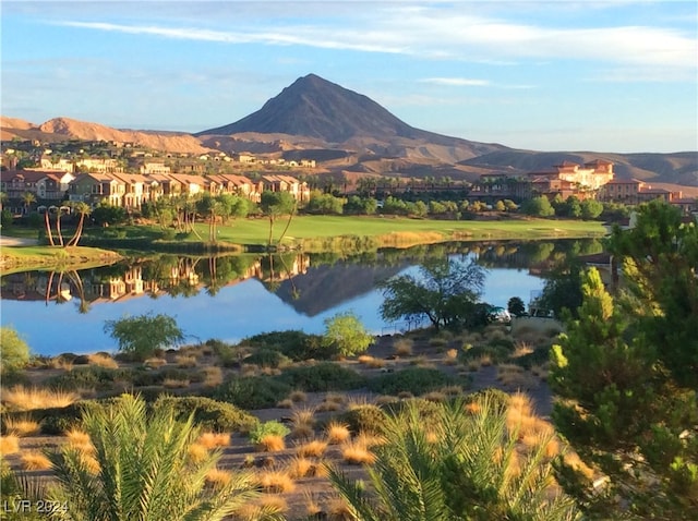 water view with a mountain view