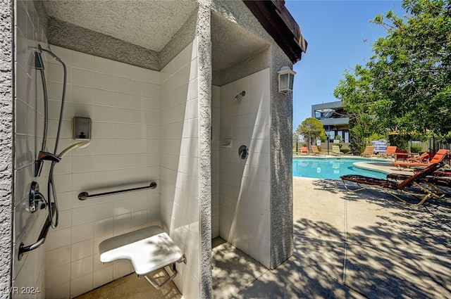 bathroom featuring tiled shower