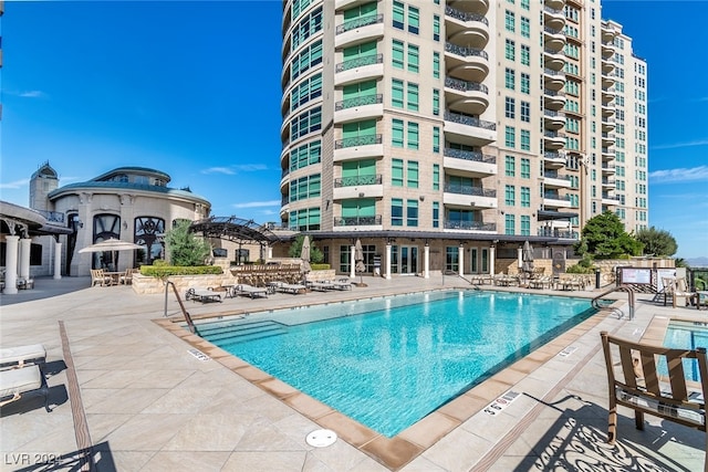 view of swimming pool featuring a patio