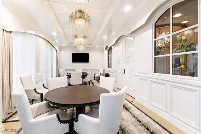 dining room featuring crown molding and a notable chandelier