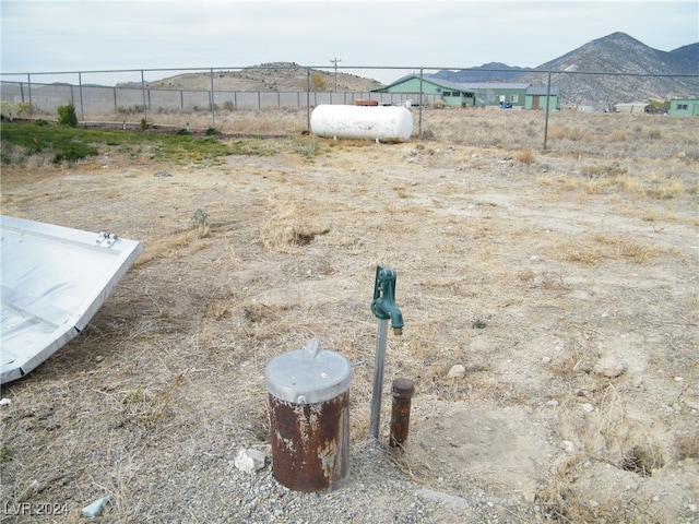 view of yard with a mountain view