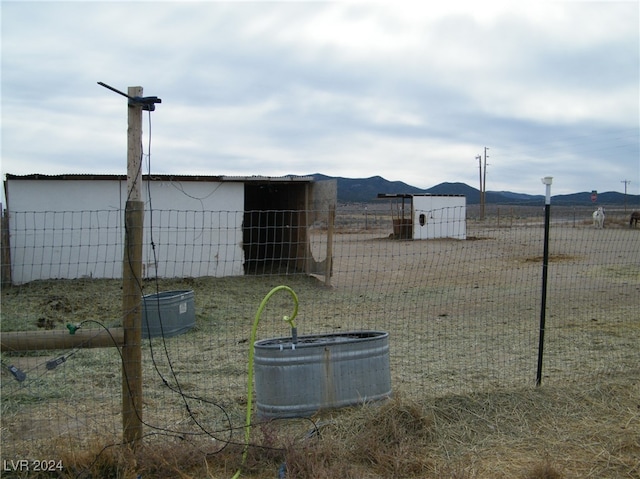 view of yard featuring a mountain view