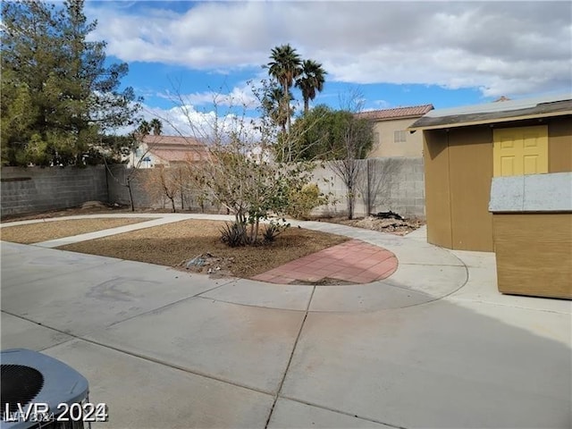 view of yard featuring a patio area