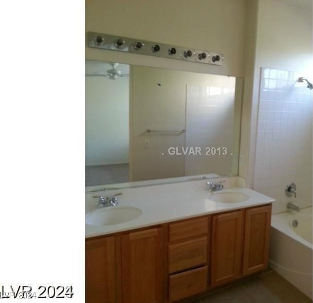 bathroom with vanity and tiled shower / bath