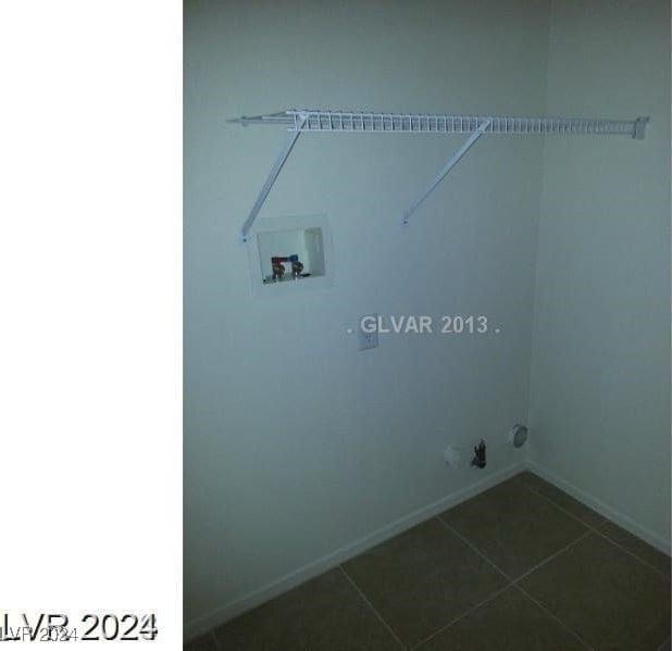 clothes washing area featuring dark tile patterned flooring, washer hookup, and gas dryer hookup