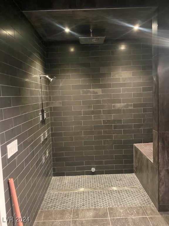 bathroom featuring a tile shower