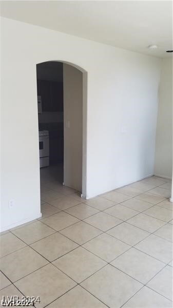 spare room featuring light tile patterned flooring