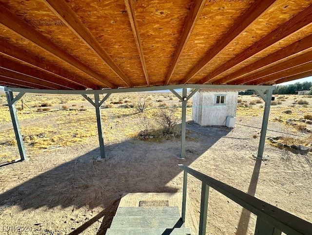 view of yard featuring an outdoor structure