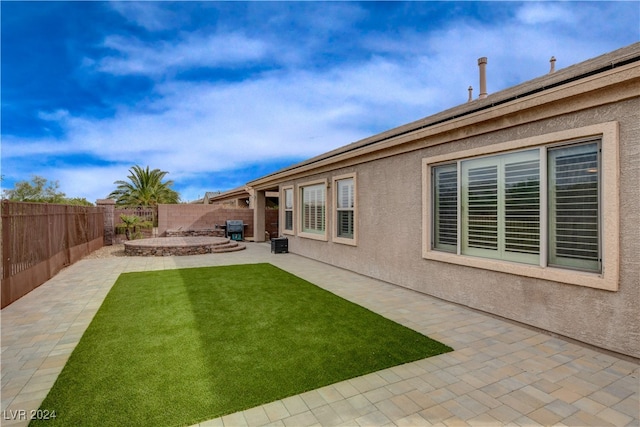 view of yard featuring a patio area