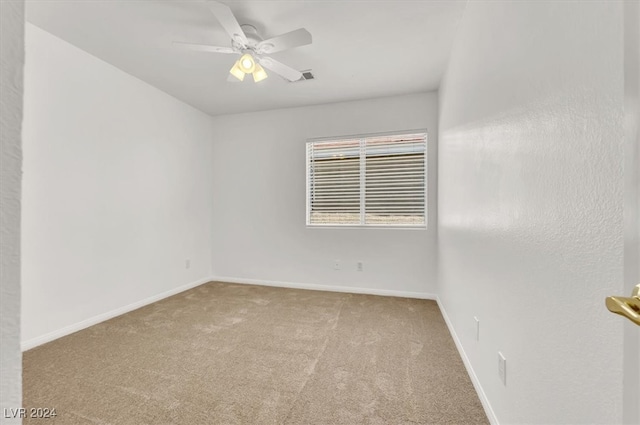 carpeted empty room featuring ceiling fan