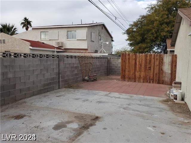 view of yard featuring a patio area