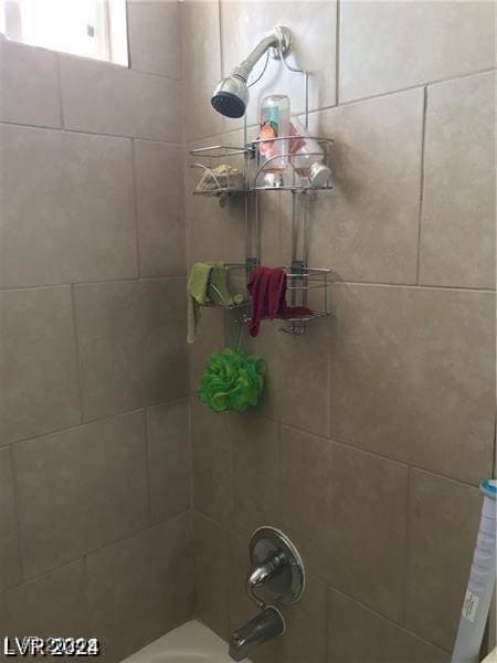 bathroom with tiled shower / bath