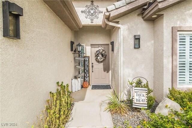 entrance to property featuring stucco siding