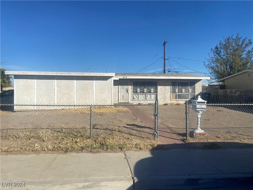 616 Bowman Ave, Las Vegas, NV 89106 - view of front facade with a fenced front yard