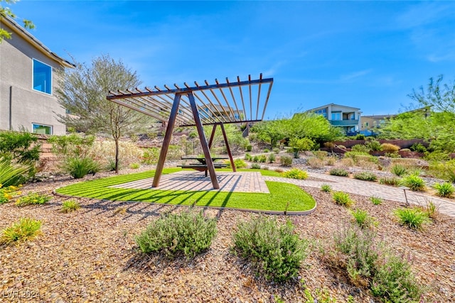 view of yard featuring a pergola