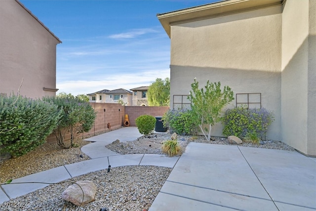 view of yard featuring a patio area