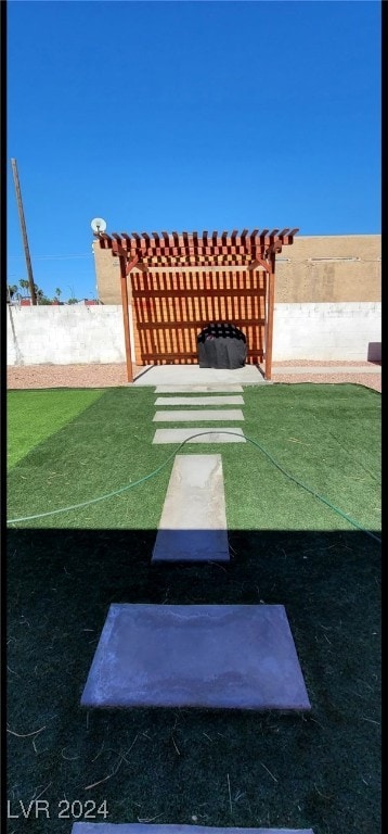 view of yard with a pergola