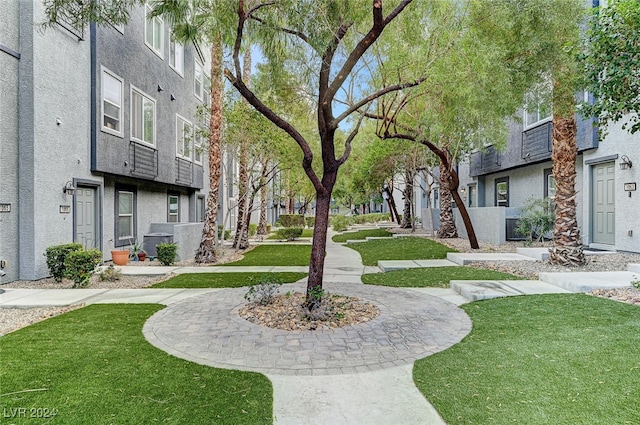 view of property's community featuring a lawn