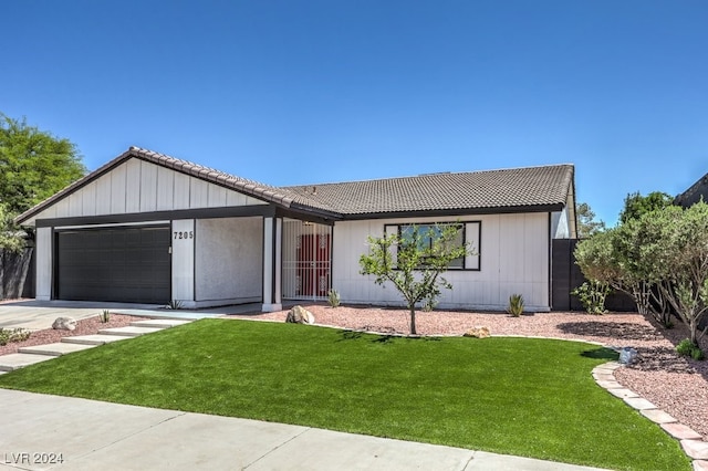 view of front facade featuring a garage and a front lawn