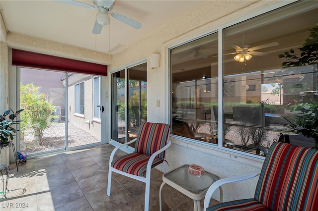 sunroom with ceiling fan