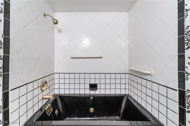 bathroom featuring tiled shower / bath combo