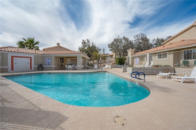 view of swimming pool featuring a patio